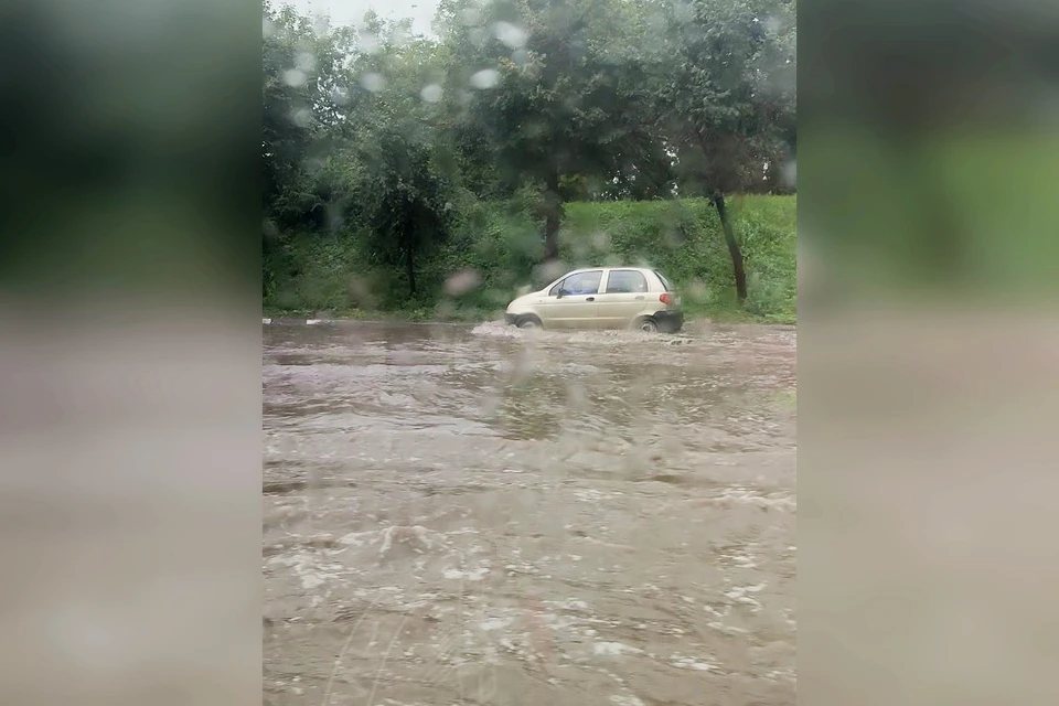 После ливня в Липецке затопило часть улицы Московская