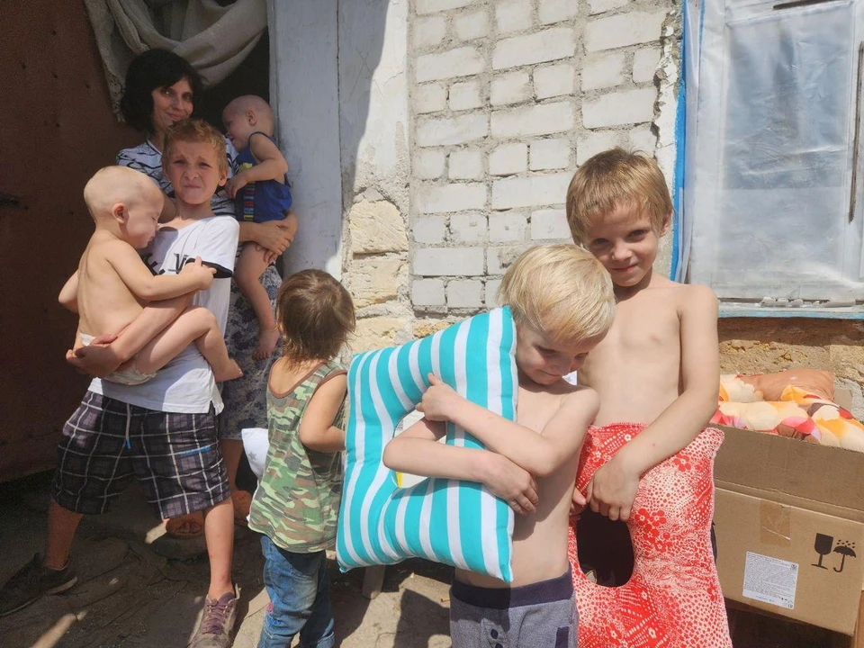 Ребята благодарят помощников за поддержку ФОТО: Администрация Херсонской области