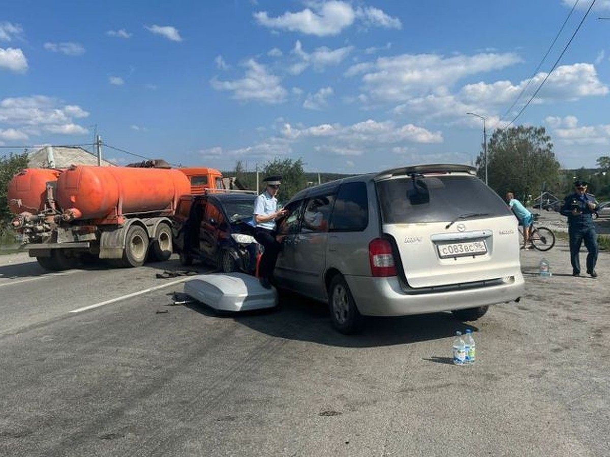 «Водитель уснул за рулем»: в Первоуральске в лобовом столкновении погибли  два человека и еще девять пострадали - KP.RU