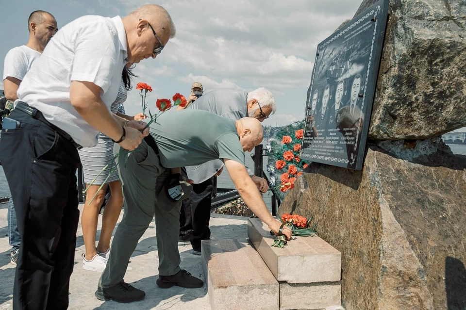 Цветы в память о погибших военных моряках порта возложили у мемориальной доски. Фото: Моргун/ТГ