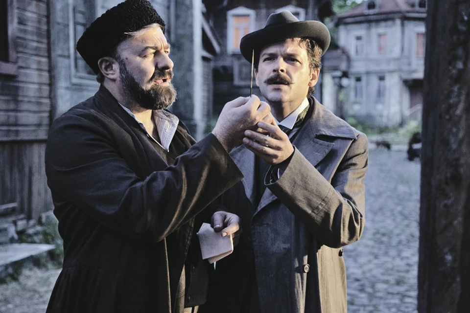 Гиляровский - Пореченков (слева) открывает Станиславскому - Крюкову темный мир Хитровки. Фото: Кадр из фильма