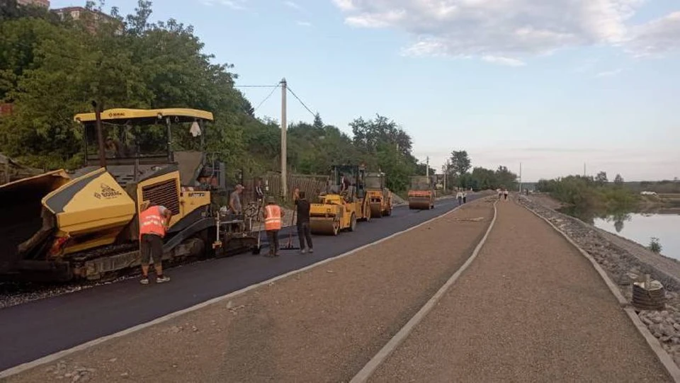 На Верхней Набережной в Иркутске начали асфальтировать проезжую часть