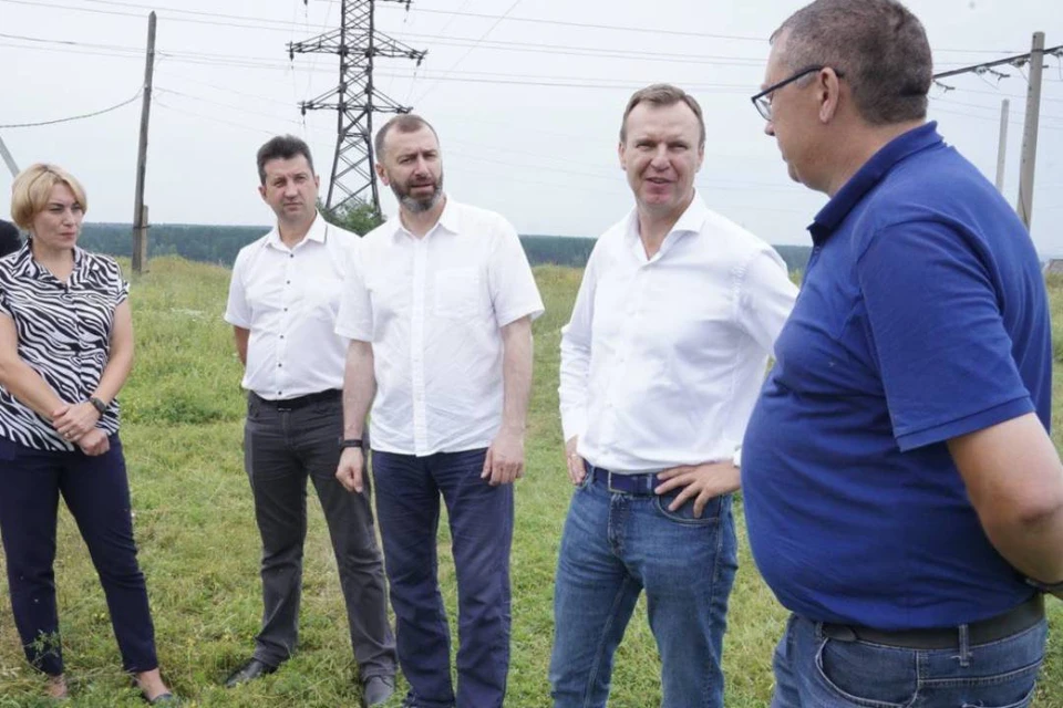 Депутаты Заксобрания проверили ремонт электросетей в Новомальтинске - KP.RU