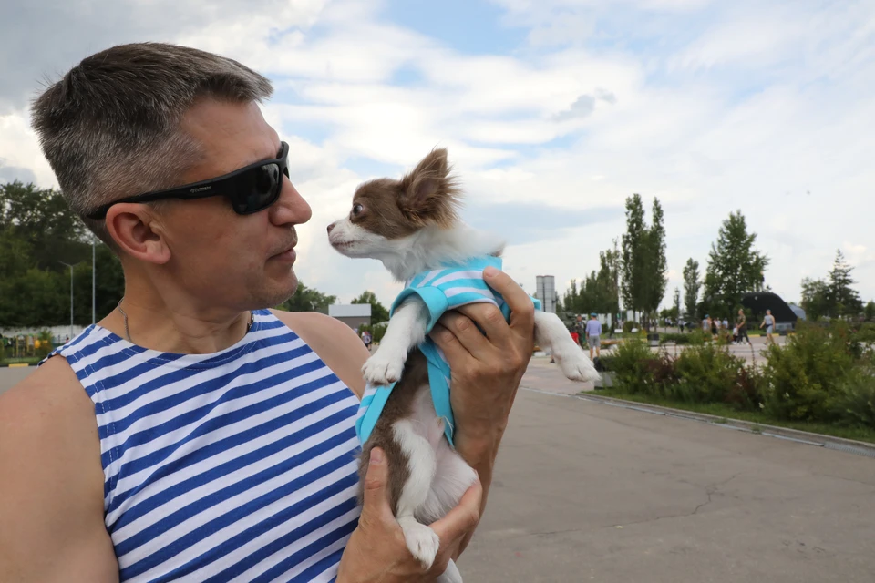В парке состоялся митинг и возложение цветов к памятнику. Фото: Александр Воложанин.