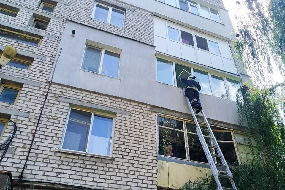 Луганские спасатели открыли дверь квартиры, в которой оказались запертыми двое детей. Фото - ГУ МЧС России по ЛНР