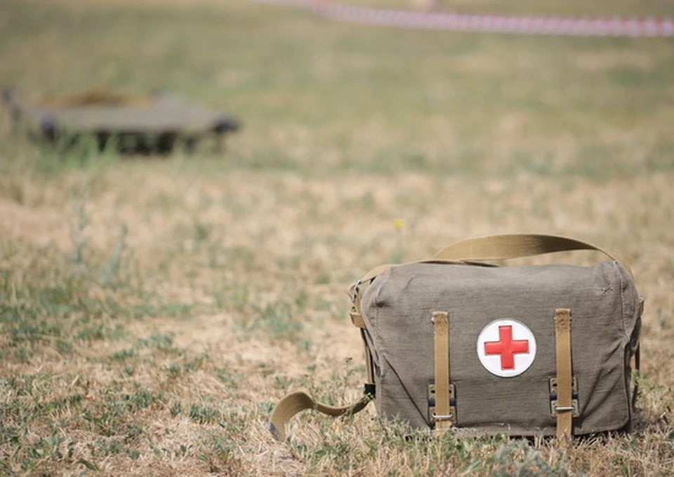 Медики осматривают военных из-за возможных тепловых ударов. Фото: ЮВО.