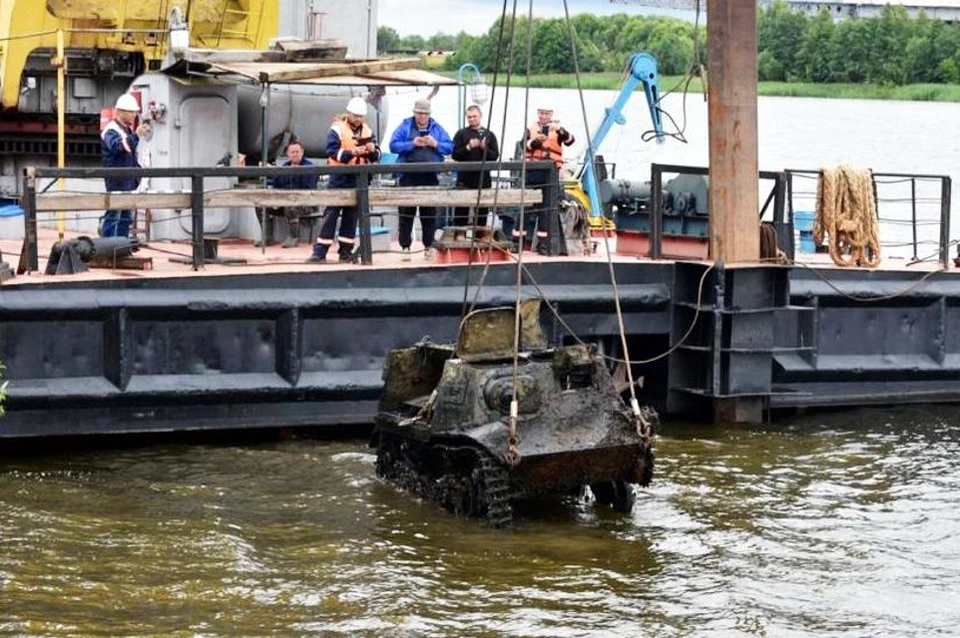 Танкетку достали со дна Волги в районе строительства Северного обхода Твери в месте недалеко от Вознесенского Оршина женского монастыря. Фото: Тверская епархия
