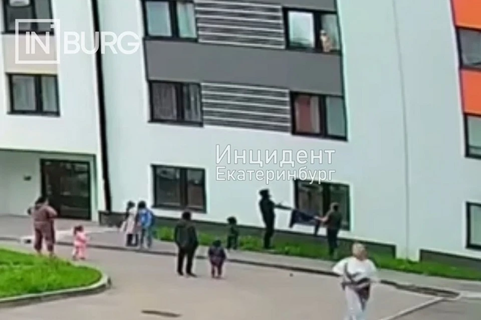 Очевидцы оперативно отреагировали и подготовились на случай падения ребенка Фото: скриншот с видео