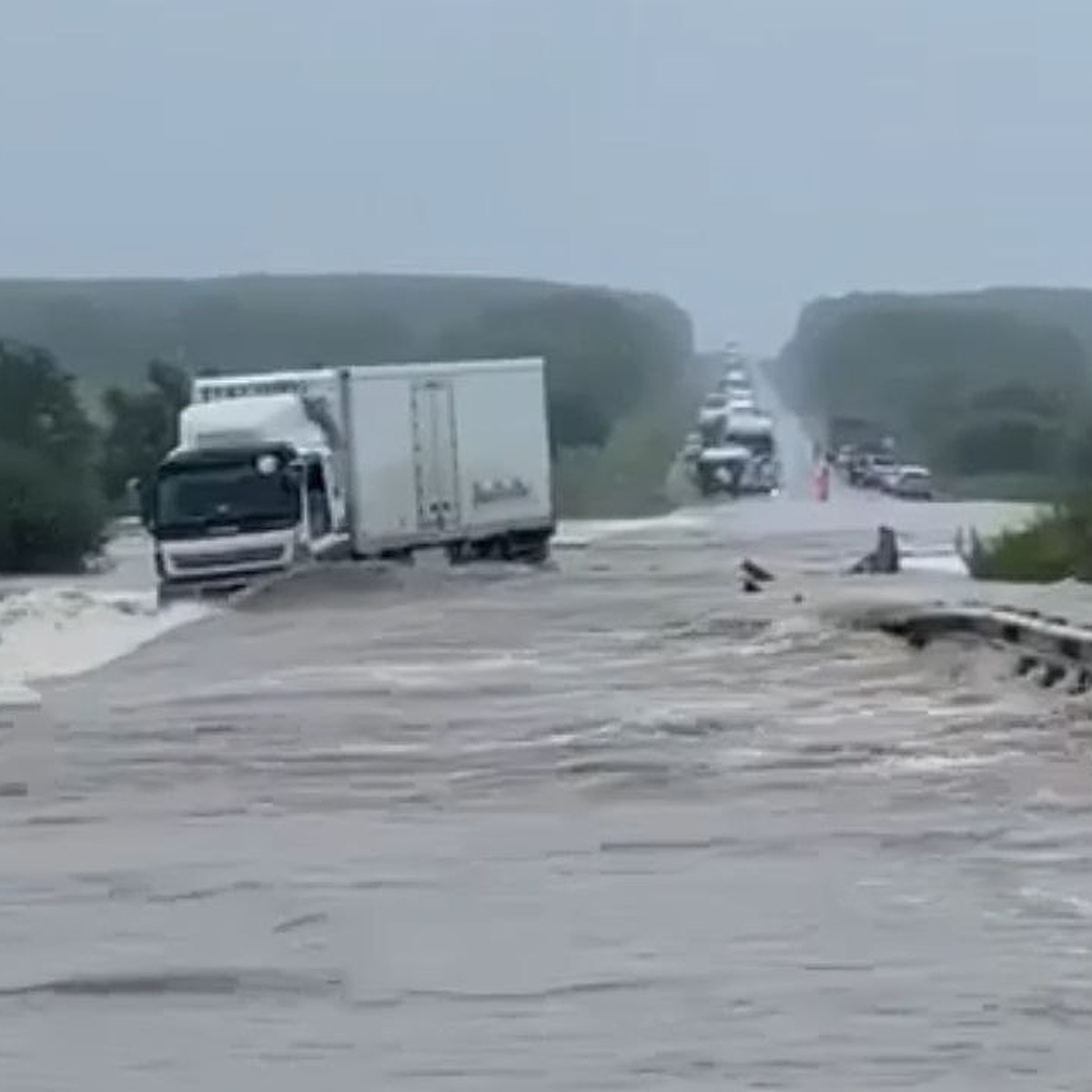 Сносит людей и машины: трассу Владивосток – Хабаровск затопило - KP.RU