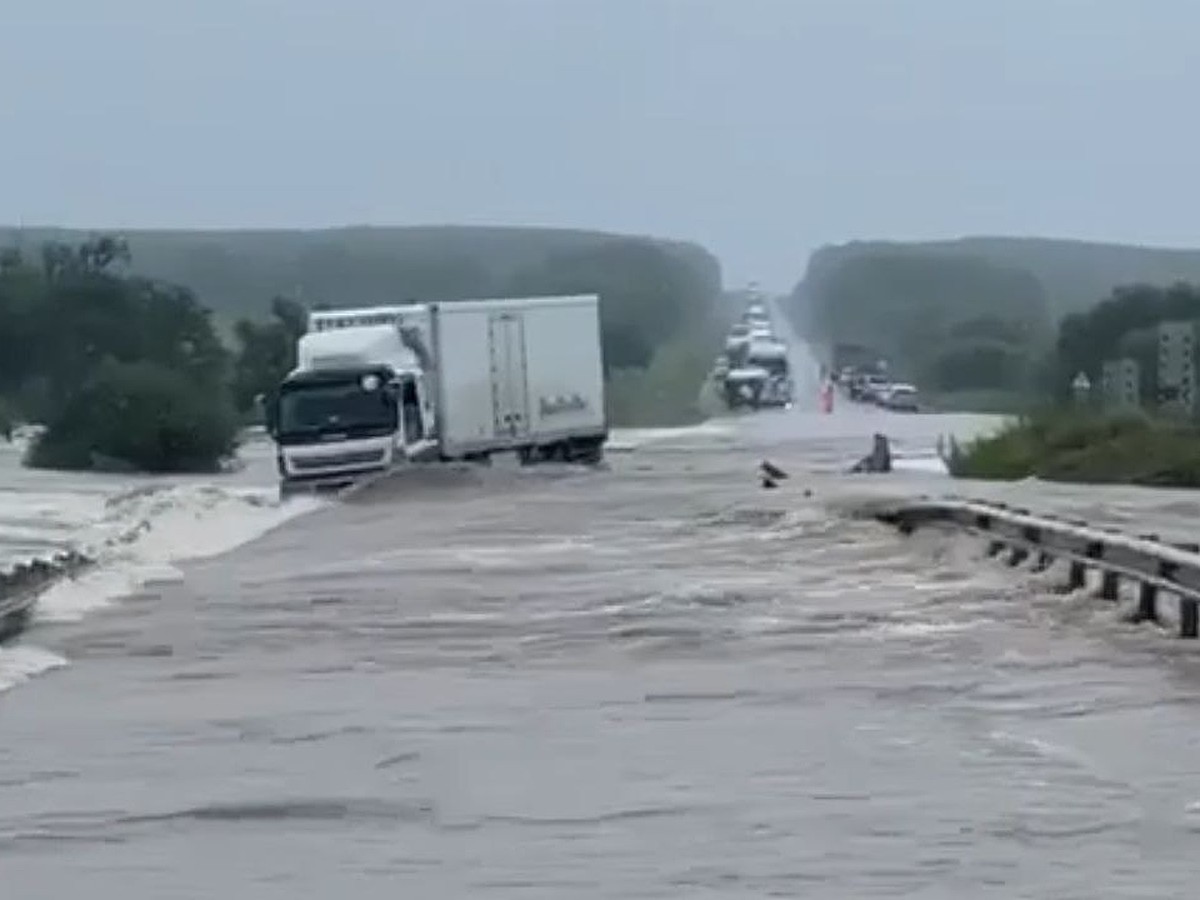 Сносит людей и машины: трассу Владивосток – Хабаровск затопило - KP.RU