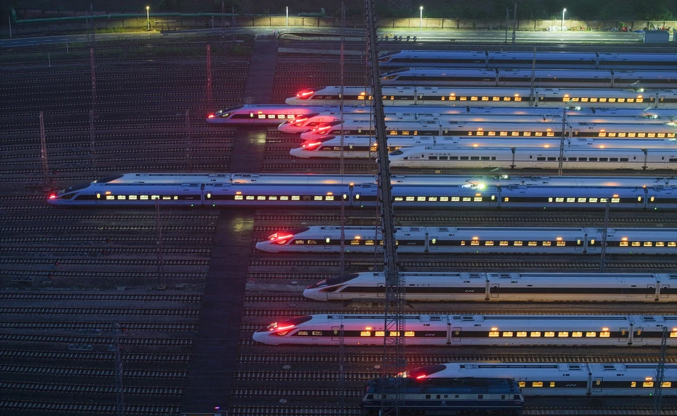 Скоростные поезда в депо китайского города Нанкин.
