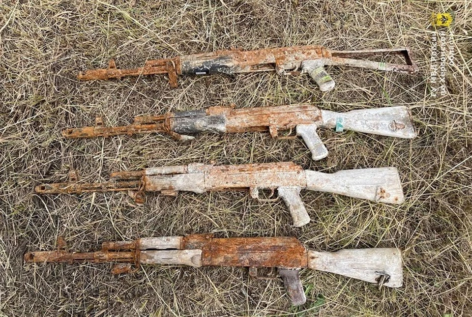 Полицейские нашли в канале четыре автомата АК-74 со следами коррозии. Фото: ГУ МВД по Херсонской области.