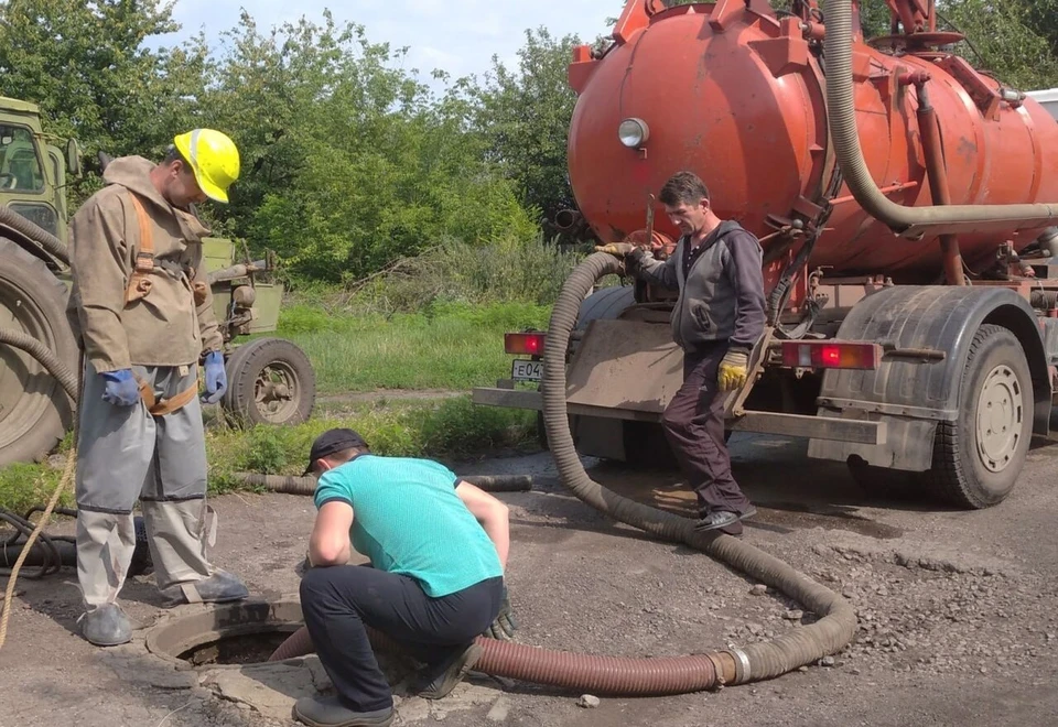 За две недели специалисты водоканала Горловки отремонтировали 180 метров водопроводных сетей. Фото: Минстрой ДНР