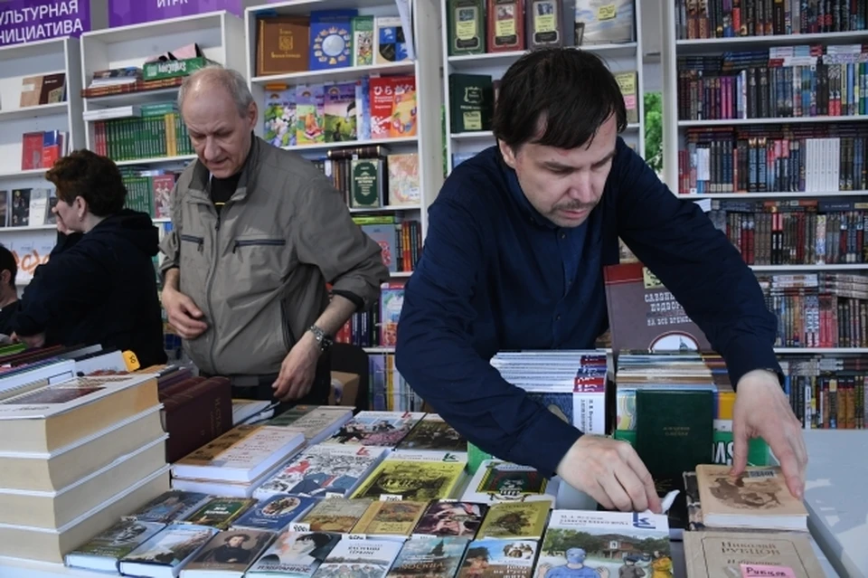 Гостей и жителей города ждет книжная ярмарка с участием российских независимых издательств.