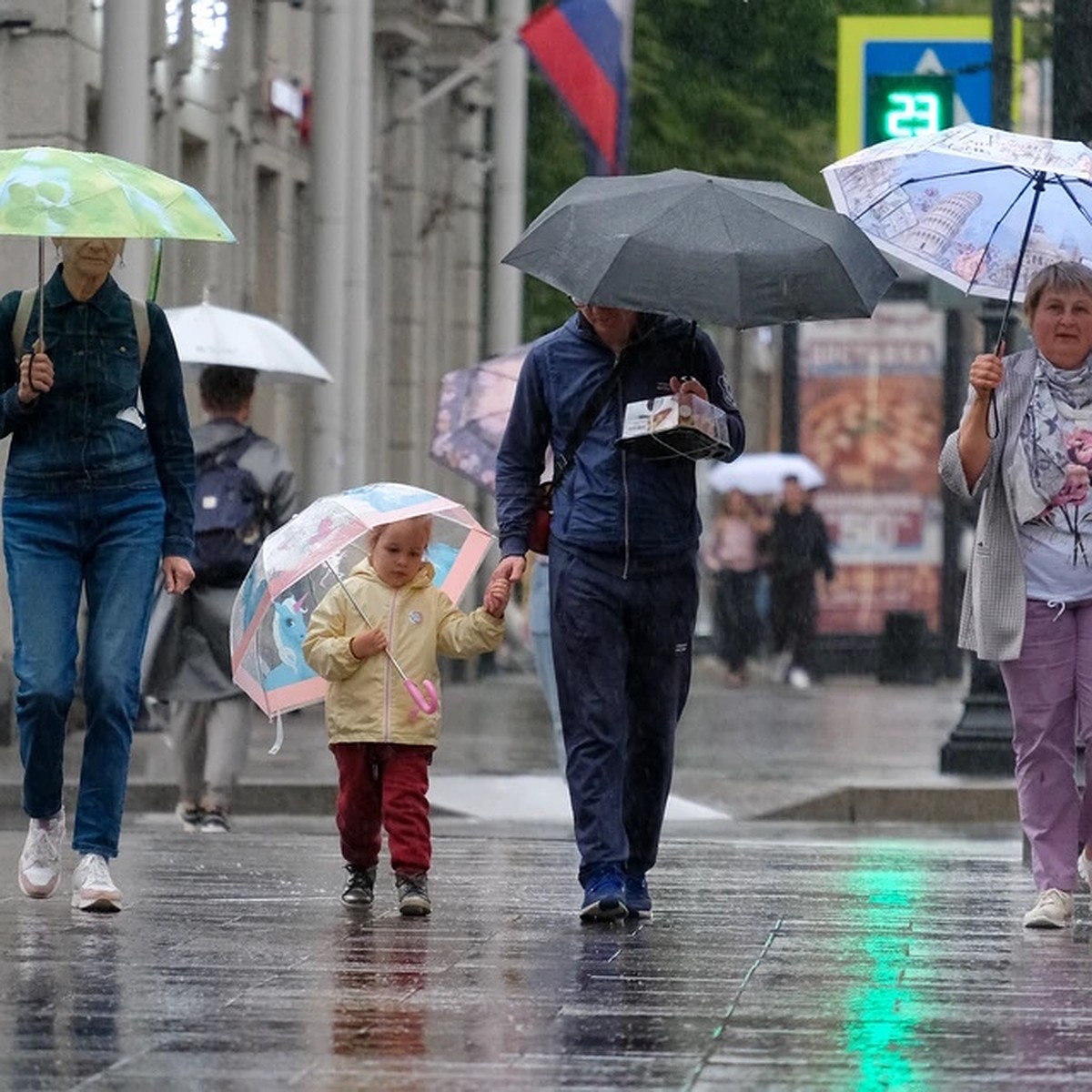 В Москве 300 бригад дежурят на улицах из-за дождя - KP.RU