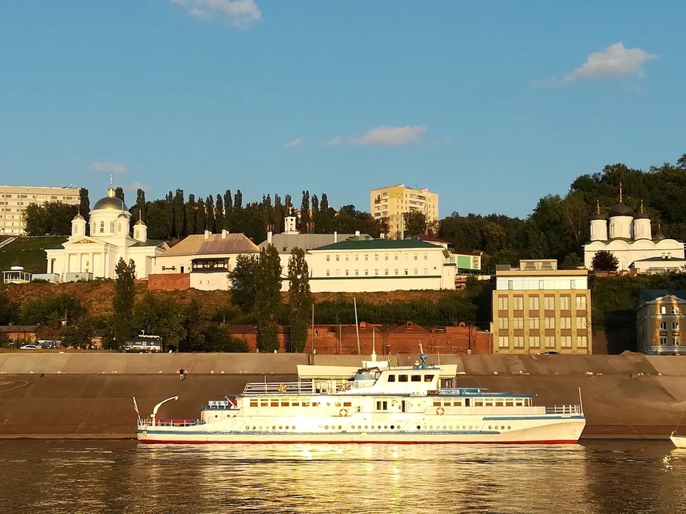 Прогулочный катер врезался в берег в Нижнем Новгороде