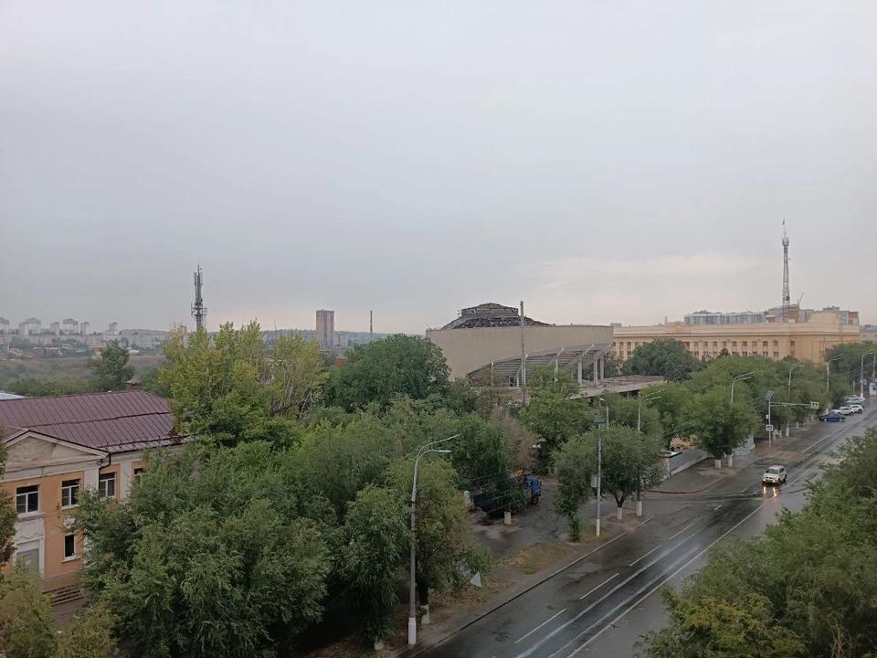 В Волгограде льет дождь.