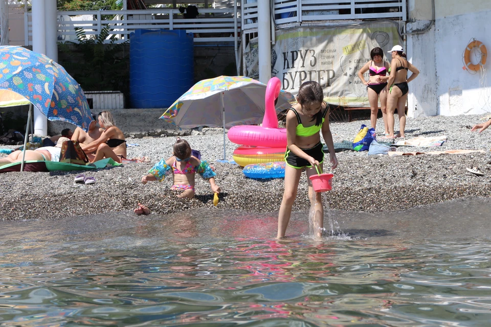 В жару хорошо отдыхать на берегу моря.