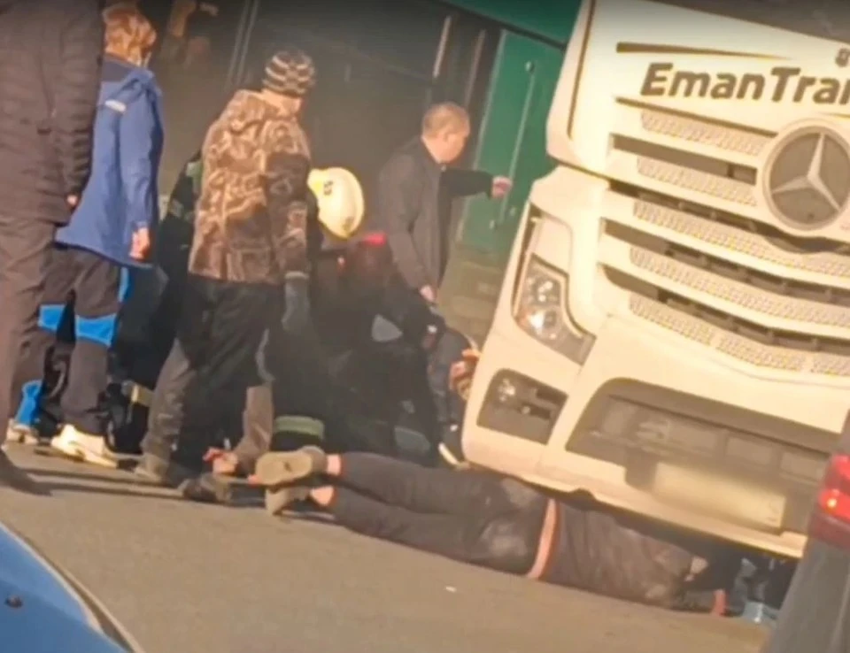 Мужчина переходил дорогу по «зебре», когда на него наехала фура. Фото: vk.com/achnov