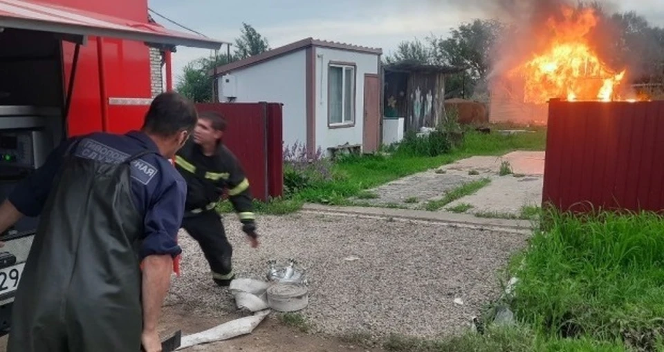 Пожарные из Хабаровска спасли дом от огня в Приморье Фото: ГУ МЧС России по Хабаровскому краю