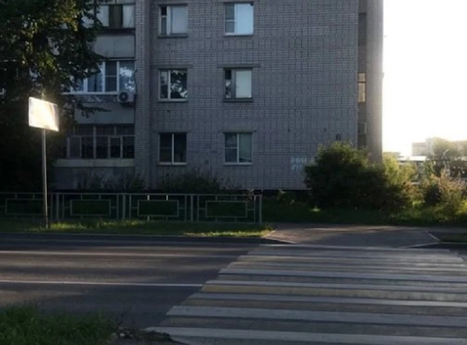 Автомобиль сбил девушку на этом переходе.