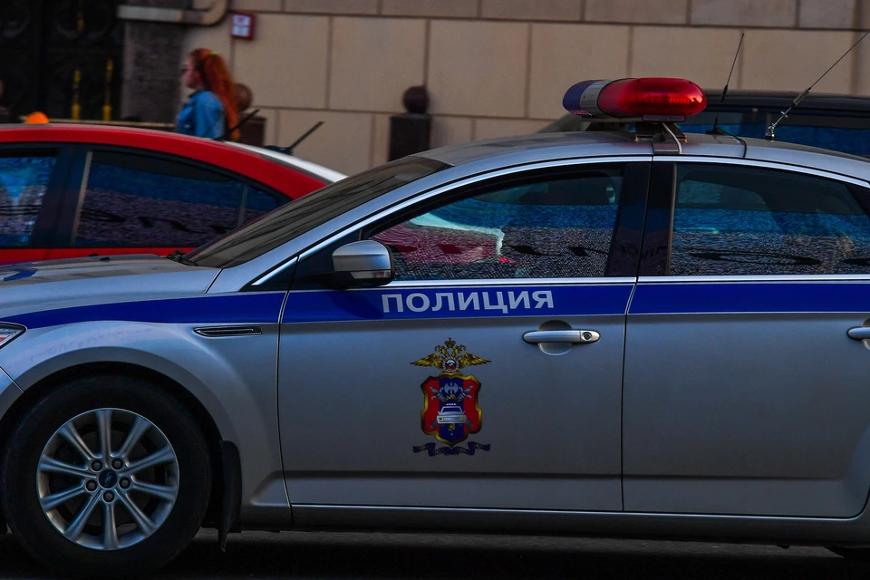 Приехавшие по адресу правоохранители отвезли малыша в отдел.