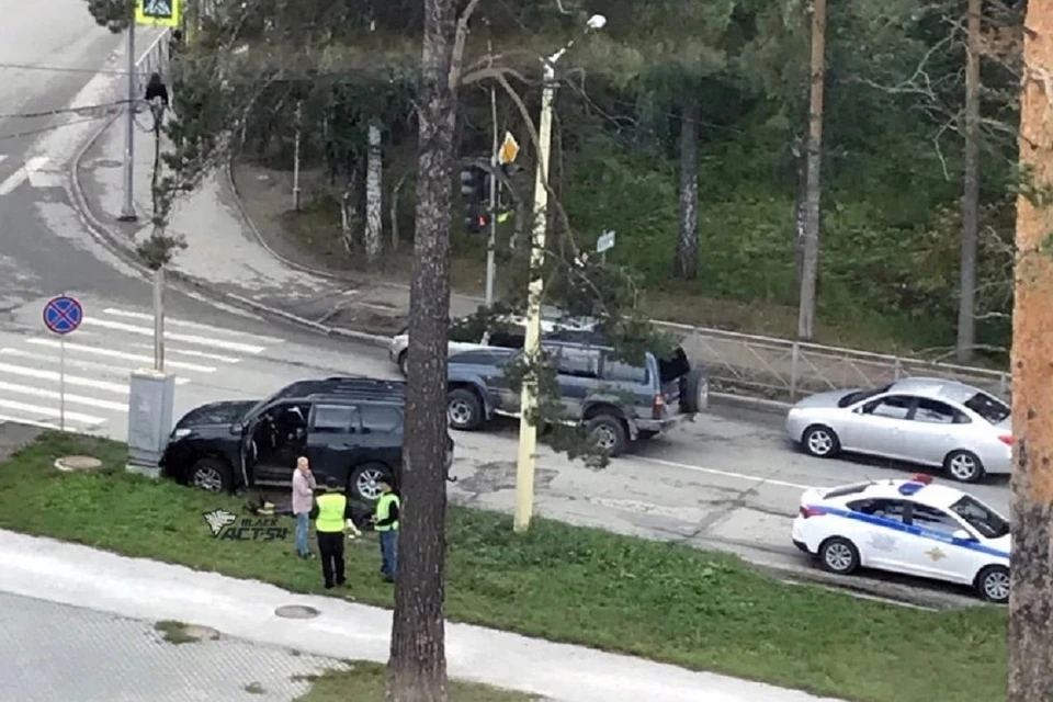 В Новосибирске скончался водитель внедорожника, врезавшийся в столб в Академгородке. Фото:телеграм-канал ACT-Black