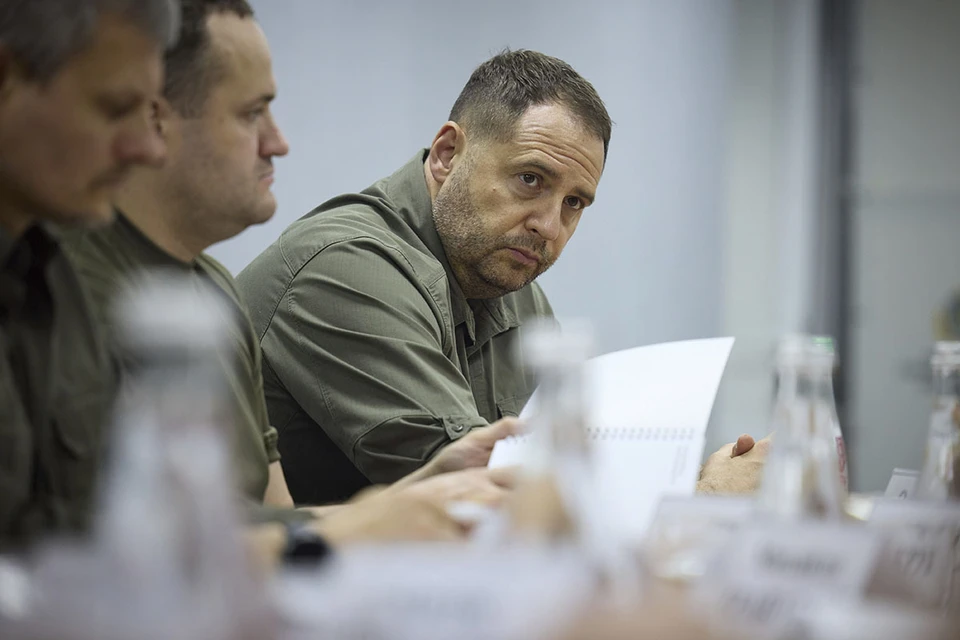 Руководитель офиса президента Украины Андрей Ермак говорит ни много ни мало об осознании киевским режимом того факта, что «без переговоров урегулирование российско-украинского конфликта невозможно» и что для его разрешения требуются «сотрудничество и коллективные усилия».
