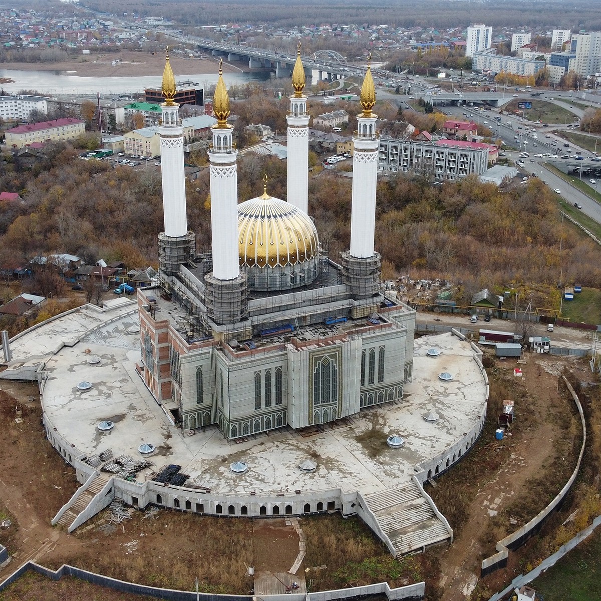 Его должны были еще два месяца назад поднять»: на мечеть Ар-Рахим вернули  рухнувший весной купол минарета - KP.RU