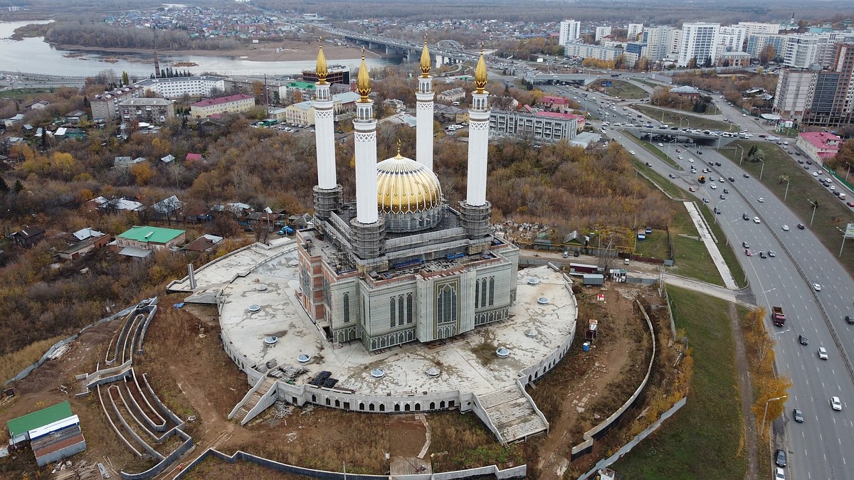 Его должны были еще два месяца назад поднять»: на мечеть Ар-Рахим вернули  рухнувший весной купол минарета - KP.RU