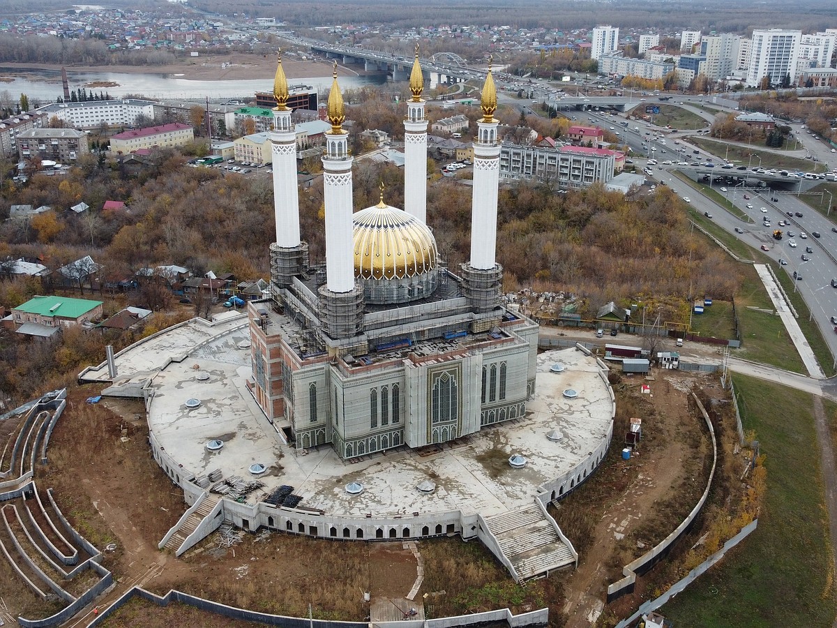 Его должны были еще два месяца назад поднять»: на мечеть Ар-Рахим вернули  рухнувший весной купол минарета - KP.RU