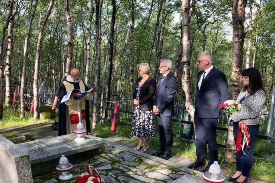 В сети появились фотографии, как польские дипломаты посещают «Могилу погибших польских моряков». Фото: t.me/voenkorKotenok