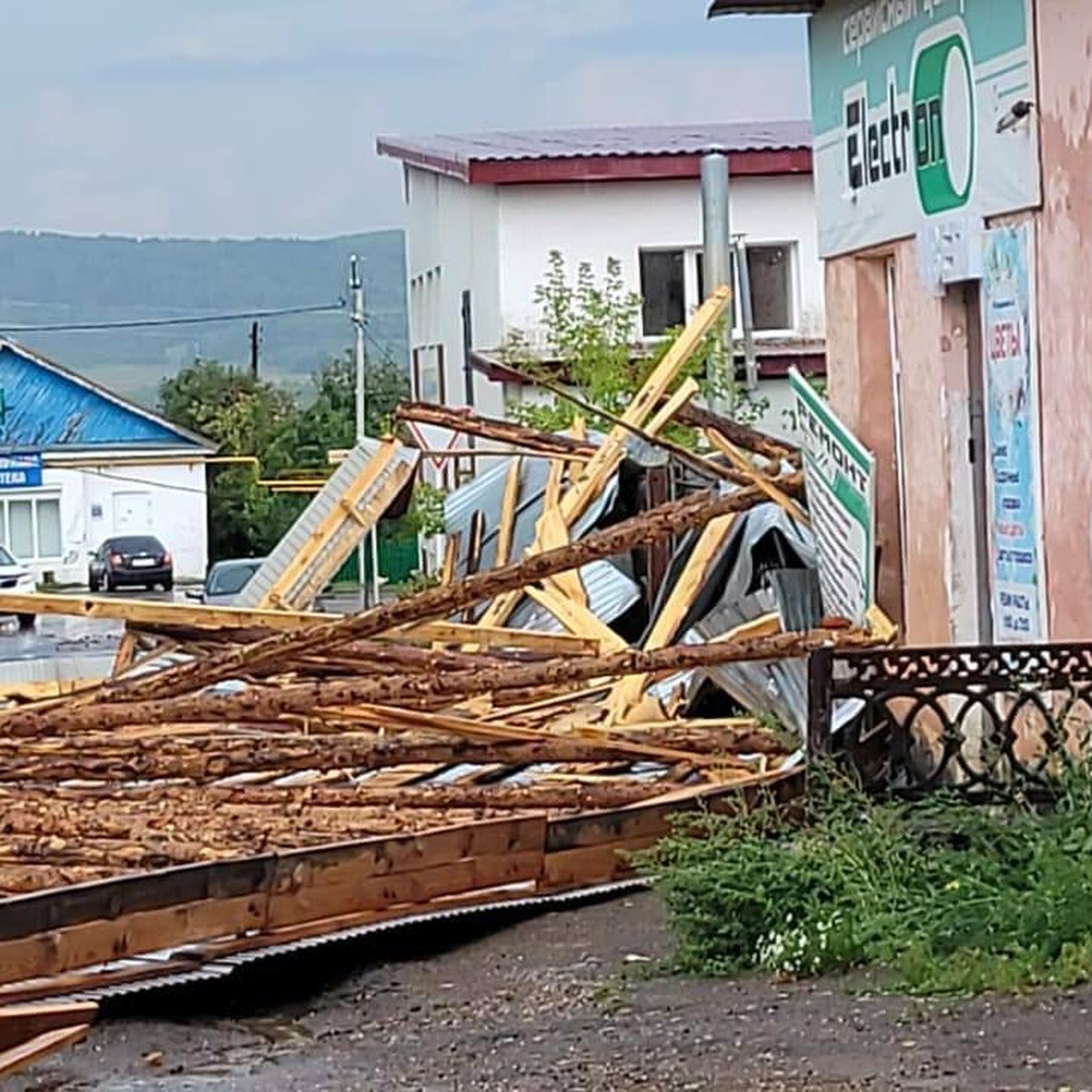 В селе Башкирии сильный ветер повредил кровлю и обрубил электричество -  KP.RU