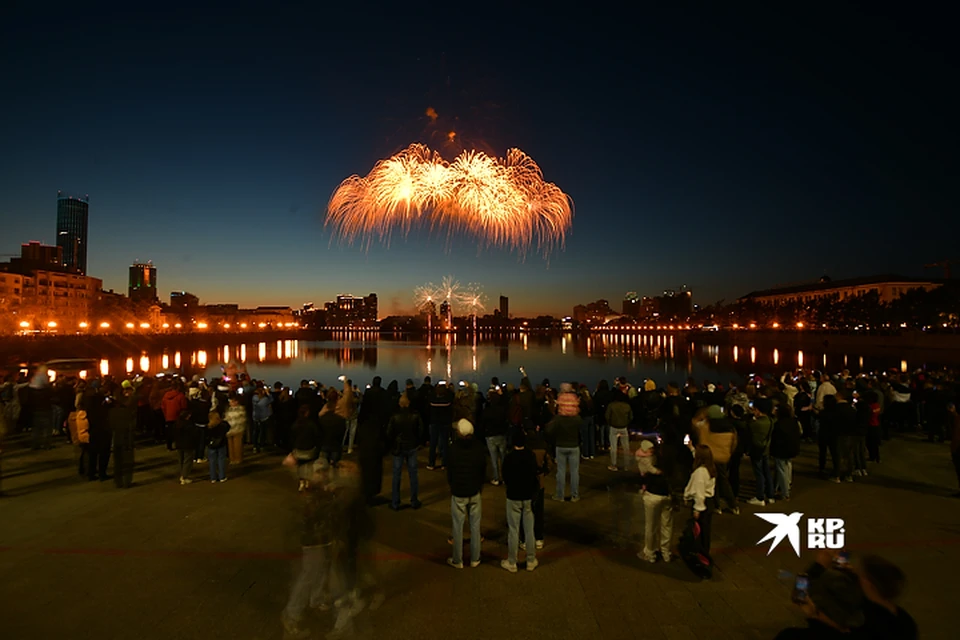 Салют в екатеринбурге 9 мая 2024. День города Екатеринбург 2023. Екатеринбург фотография день города салют. Екатеринбург праздничный салют в Екатеринбурге 23 февраля 2024 года. Праздник Воскресения Христова в Екатеринбурге фейерверком.