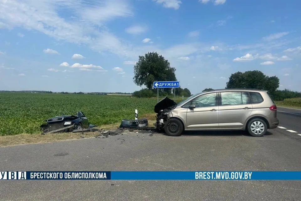 В аварии под Брестом пострадали четыре человека, двое из них дети. Фото: УВД Брестского облисполкома.