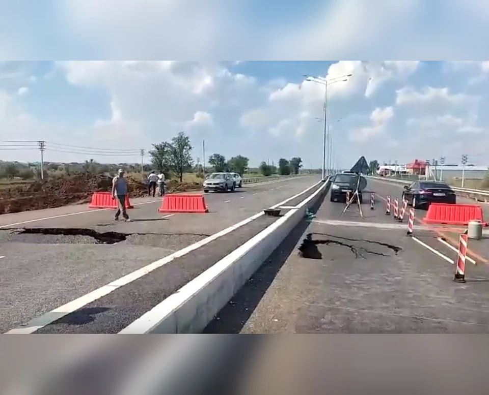Рабочие устраняют последствия просадки дорожного полотна / Фото: vk.com/kinel_63