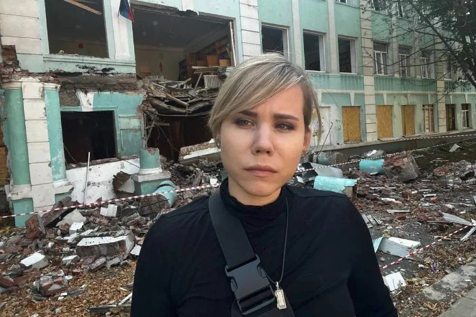 Дарья Дугина на фоне разрушенной школы в Донецке. Фото: Телеграм Денис Пушилин
