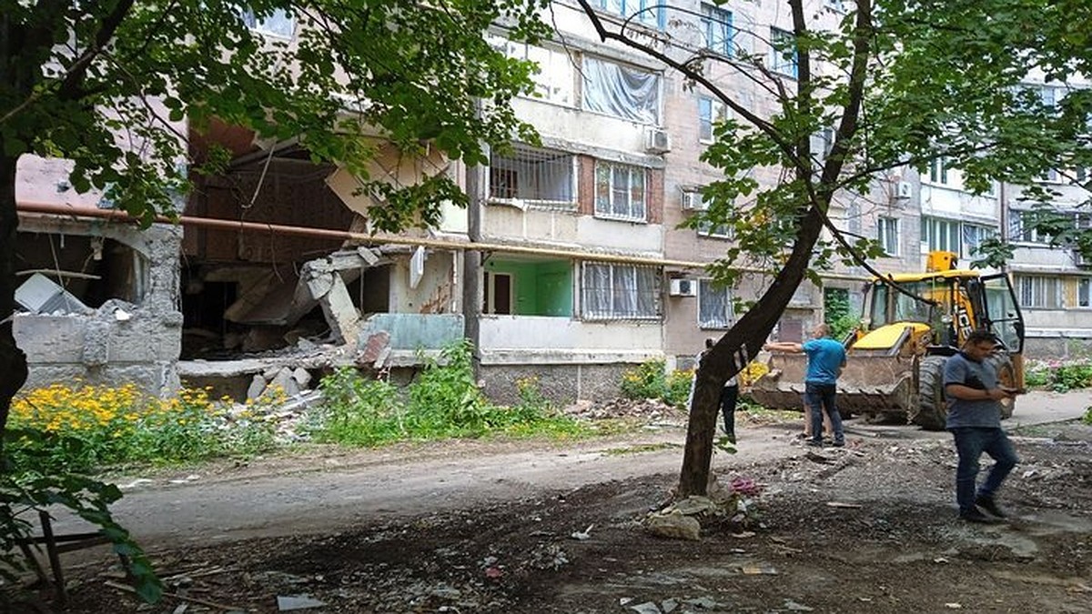 Плачу каждый день! Моего родного дома больше нет»: В Киевском районе  Донецка убирают последствия удара ВСУ ракетой Himars - KP.RU