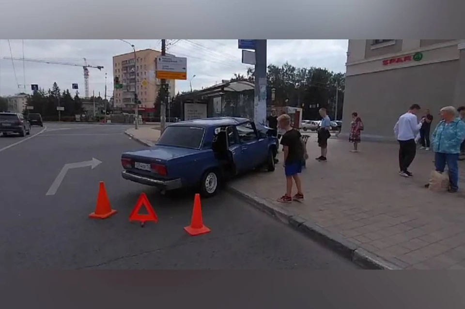 Пьяный водитель протаранил столб на улице Коминтерна в Нижнем Новгороде. Фото: пресс-служба УГИБДД.