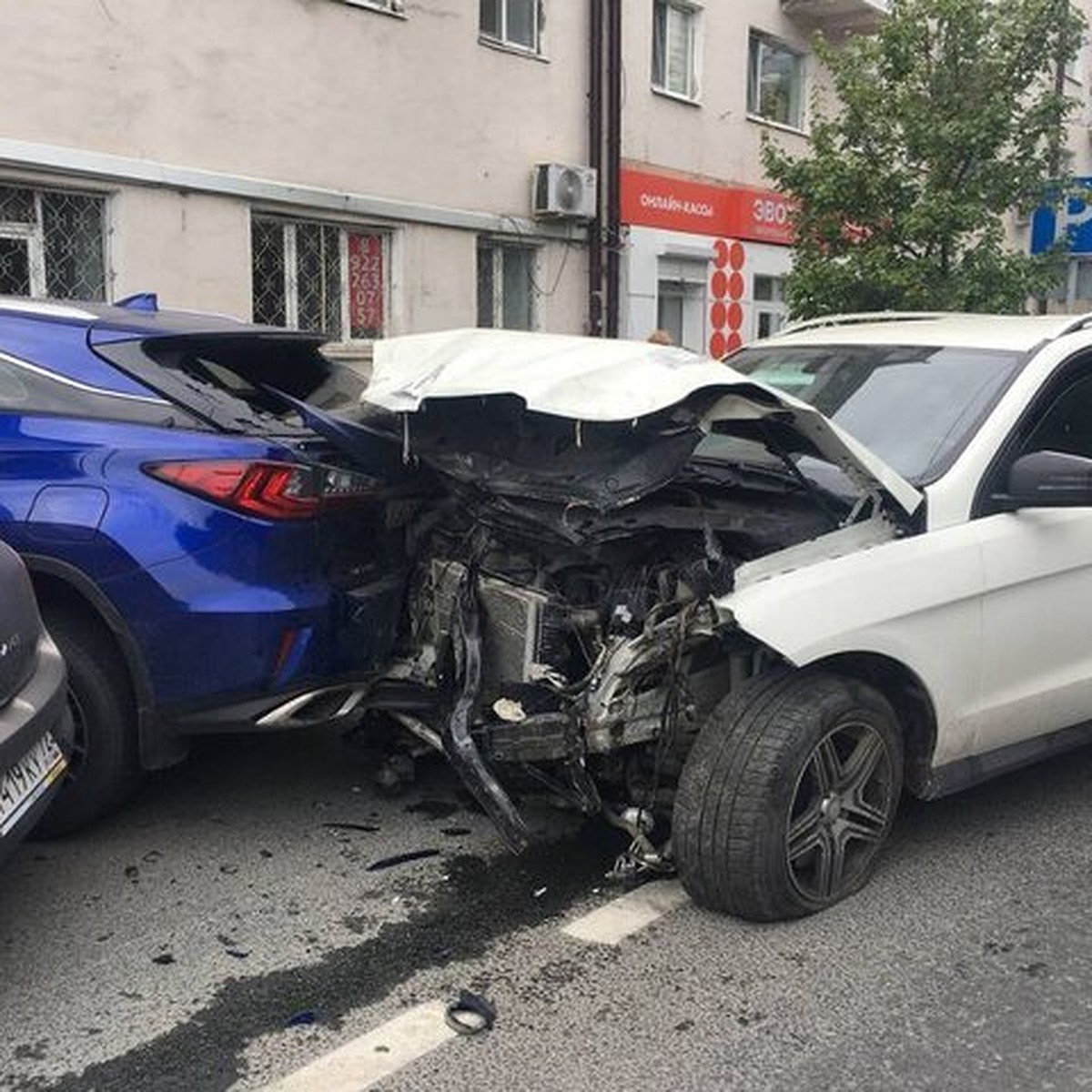 В Тюмени пьяный водитель «Мерседеса» протаранил шесть автомобилей у ТЦ  «Гудвин» - KP.RU