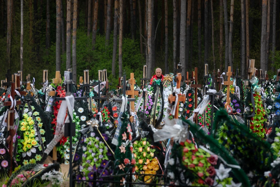 Гигантские площади кладбищ во всех украинских городах и селах заняты свежими могилами