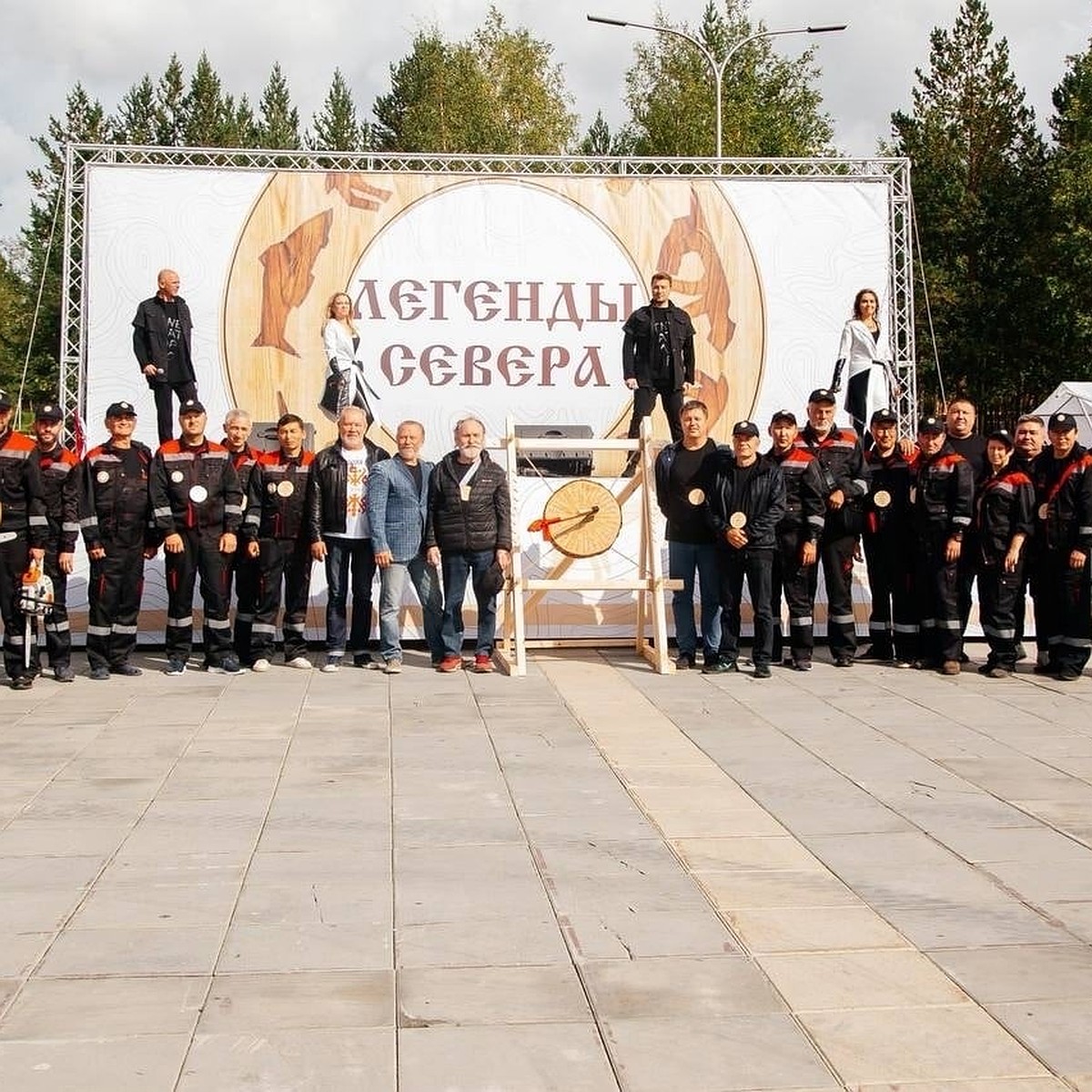 В Ноябрьске мастера уличных скульптур воплотят в дереве легенды о народе  сихиртя - KP.RU