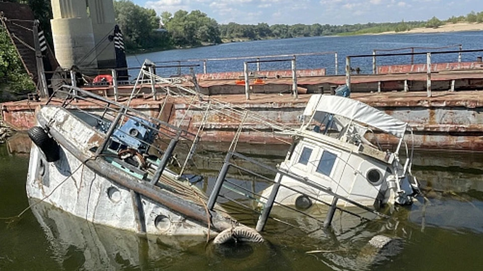 Буксир затонул неподалеку от берега. Фото: Росприроднадзор