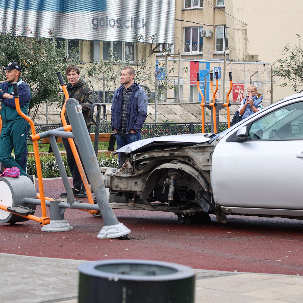 Машина врезалась в тренажер на спортплощадке у ДС «Юность» в Челябинске -  KP.RU