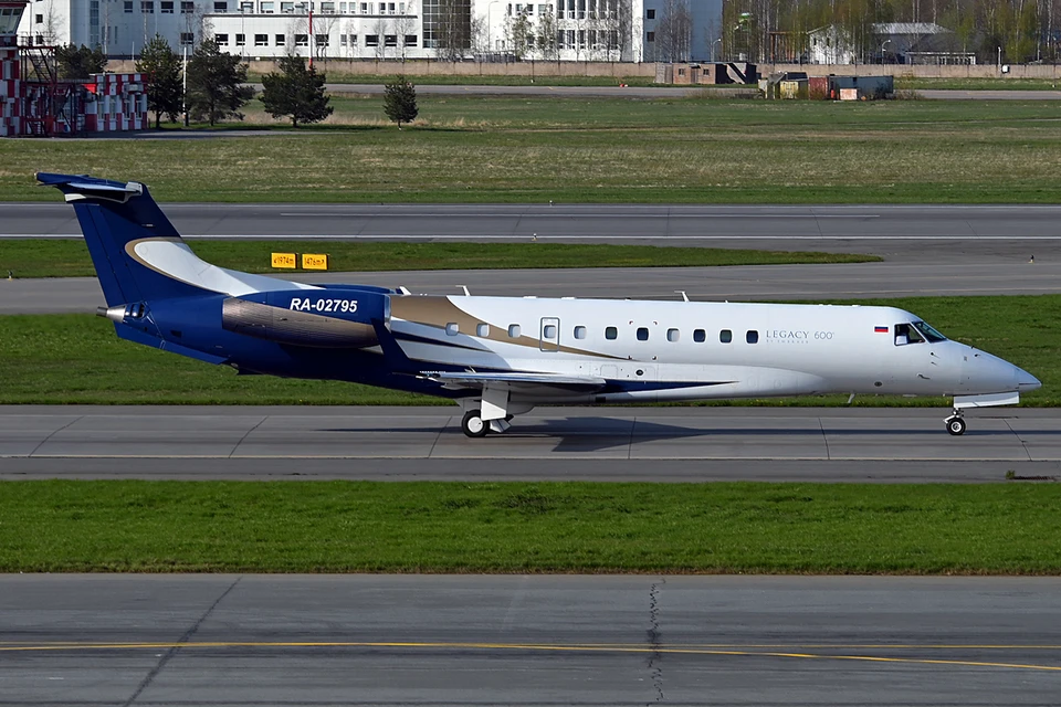 Самолет Embraer Legacy с бортовым номером RA-02795. Фото: Люба Островская/ТАСС
