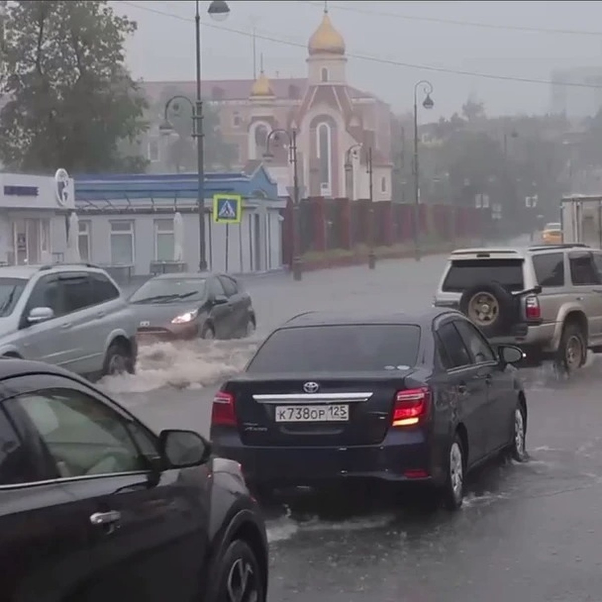 Шторм и ливень во Владивостоке и Приморье 23 августа 2023 года: затопленный  Уссурийск, реки на дорогах, фото и видео - KP.RU