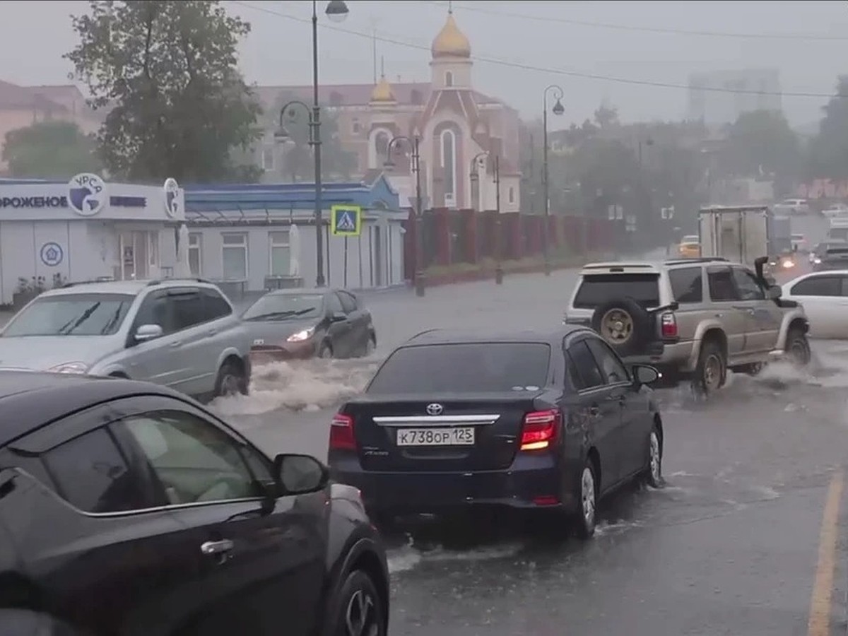 Шторм и ливень во Владивостоке и Приморье 23 августа 2023 года: затопленный  Уссурийск, реки на дорогах, фото и видео - KP.RU