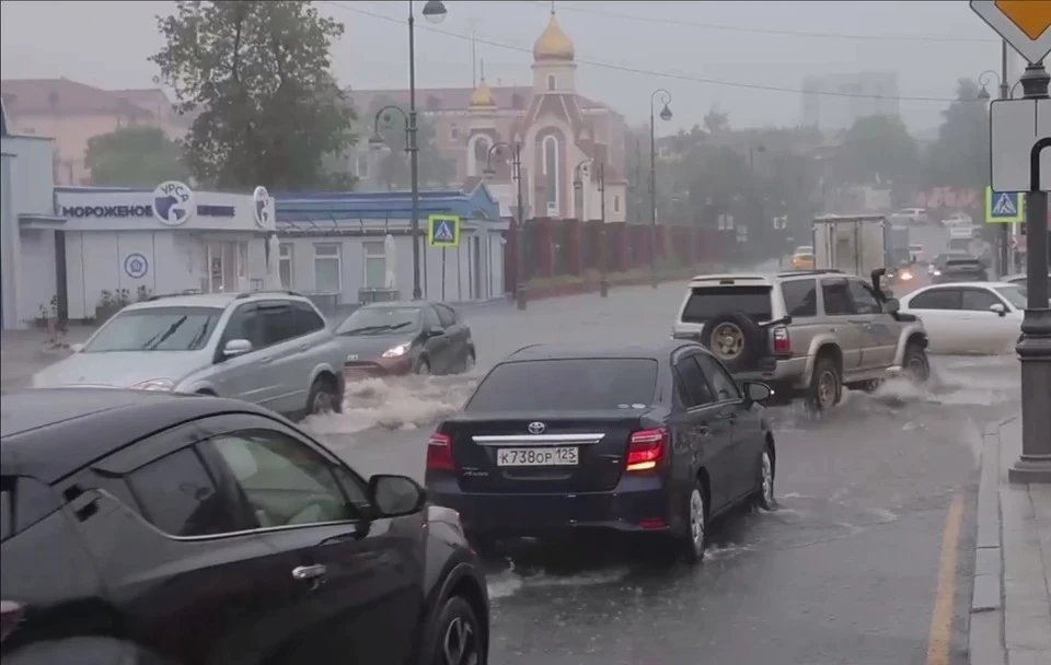 Улицу возле стадиона «Динамо» во Владивостоке снова затопило. Фото: администрация Владивостока