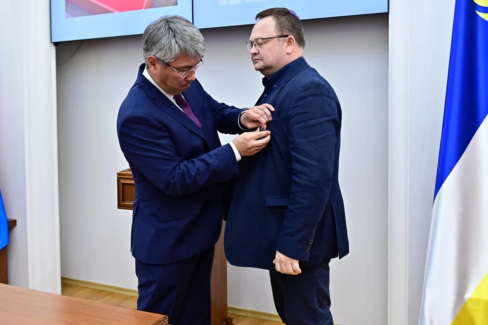 Алексей Цыденов вручил военным врачам Главного военного клинического госпиталя им. Н.Н.Бурденко медали