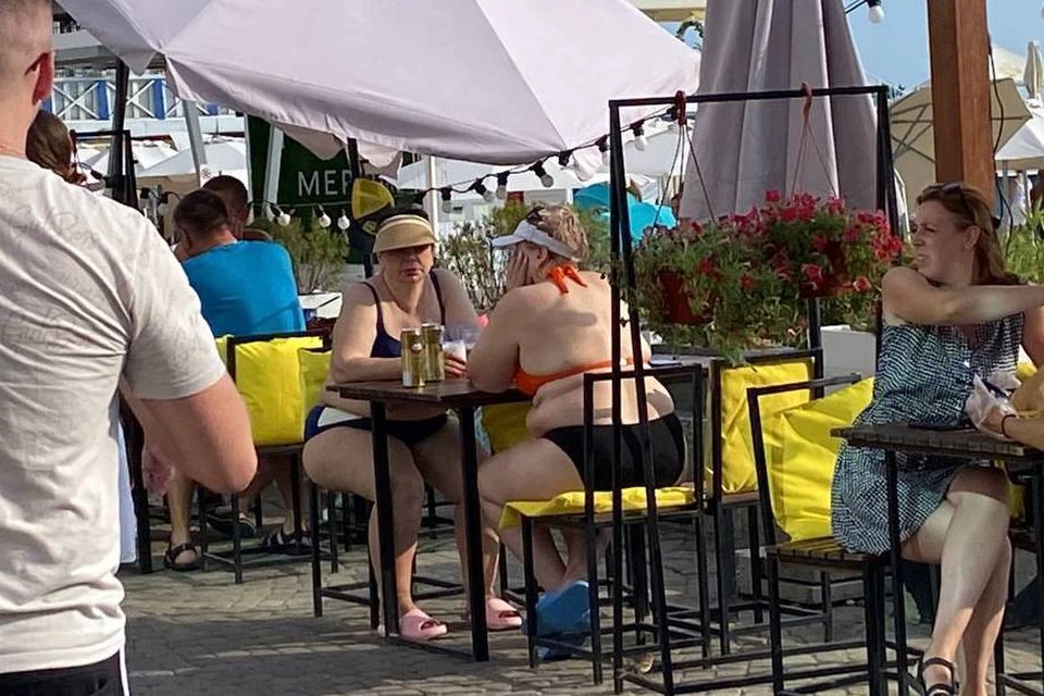 На набережной в Сочи заметили толпы «голых» туристов.